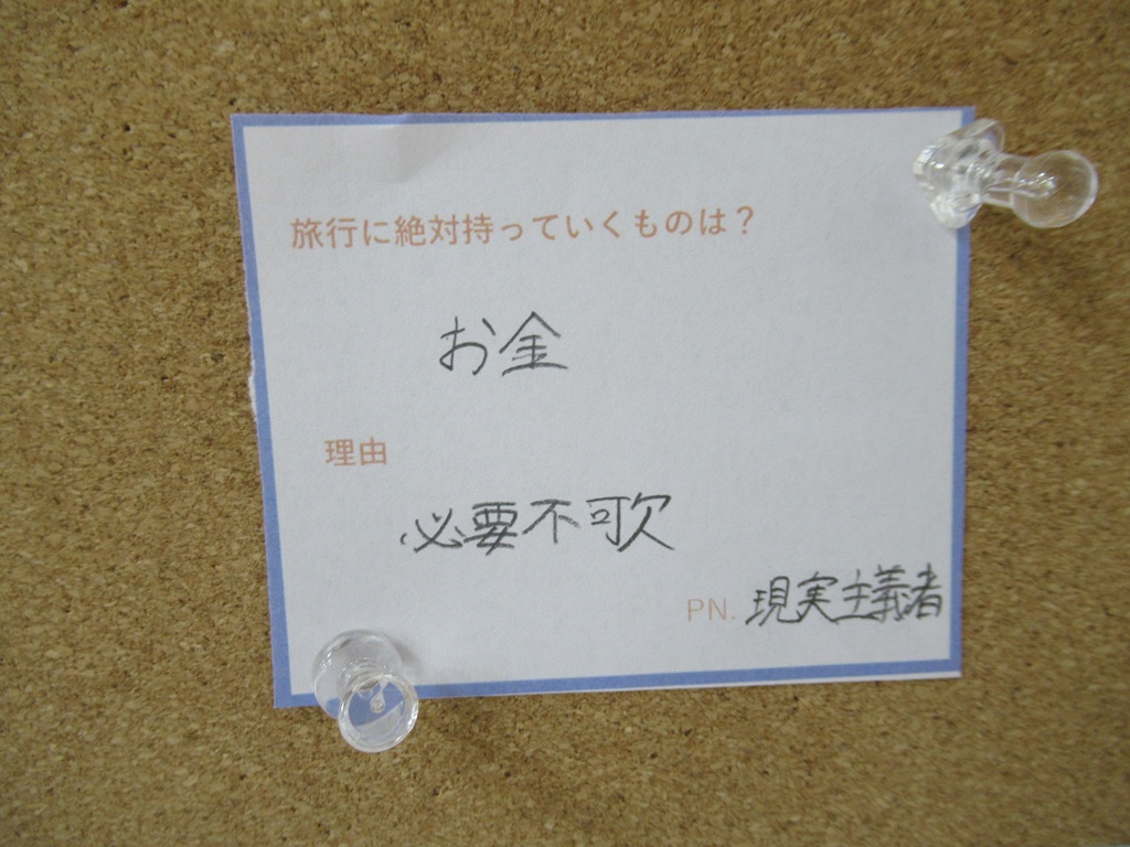 牛乳を注ぐ女